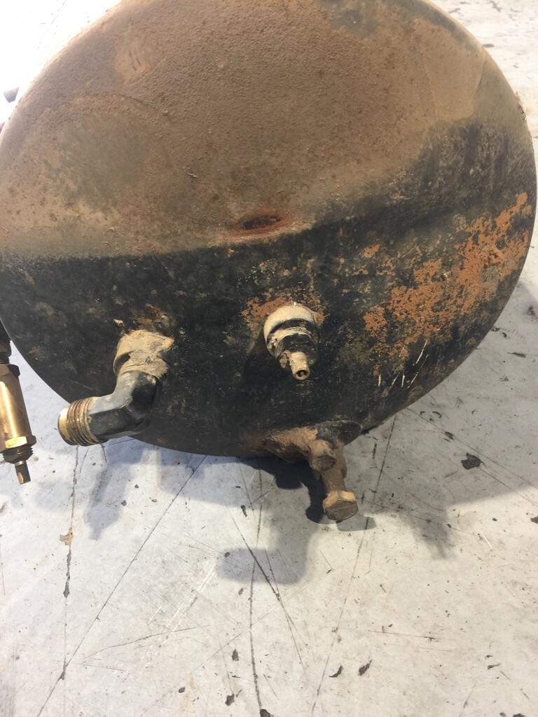 Ford L9000 Air Tank In Defuniak Springs Fl 9993