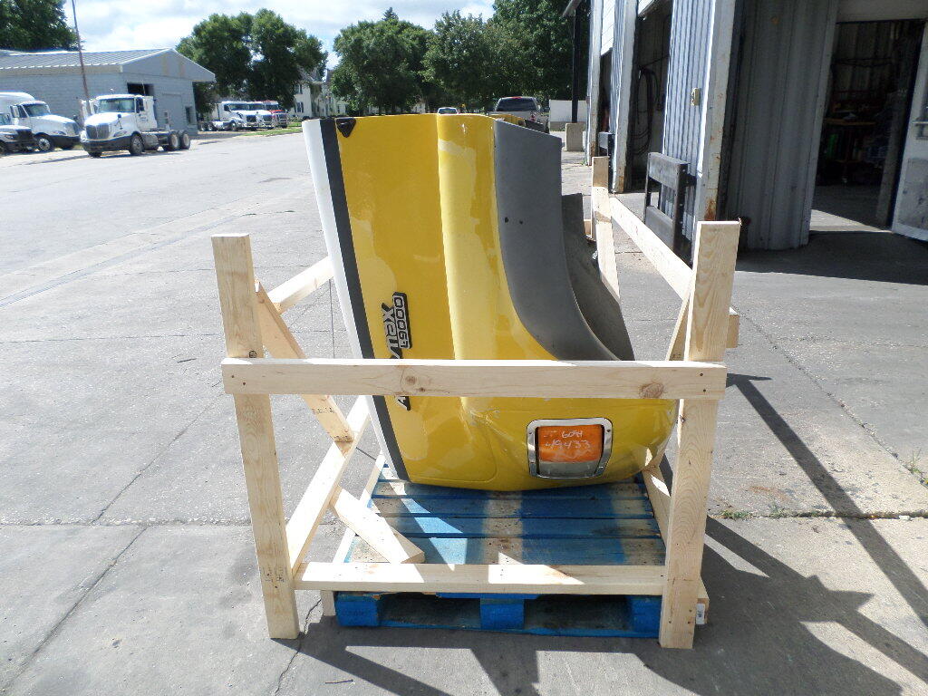 FORD LA9000 HOOD OEM AEROMAX in Wykoff, MN 49433