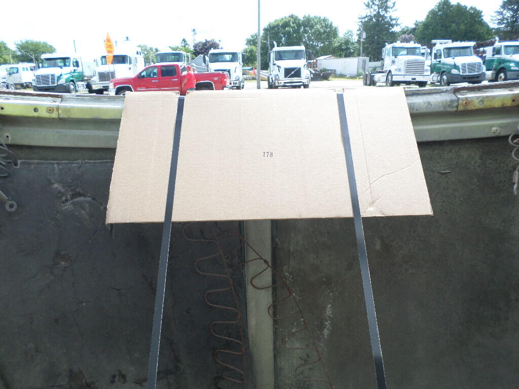 FORD LA9000 HOOD OEM AEROMAX in Wykoff, MN 49433