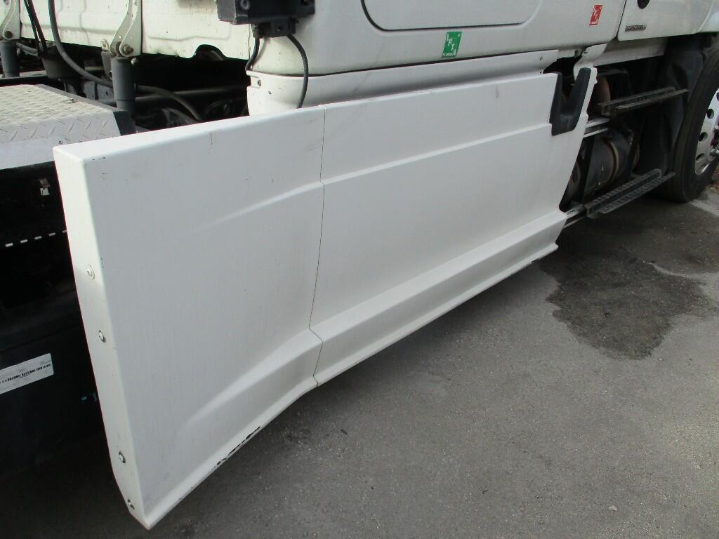 Freightliner side skirts Clearance