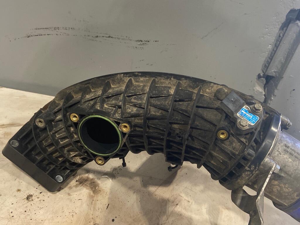 FREIGHTLINER CASCADIA Intake Manifold OEM A4720900437 in Abbotsford