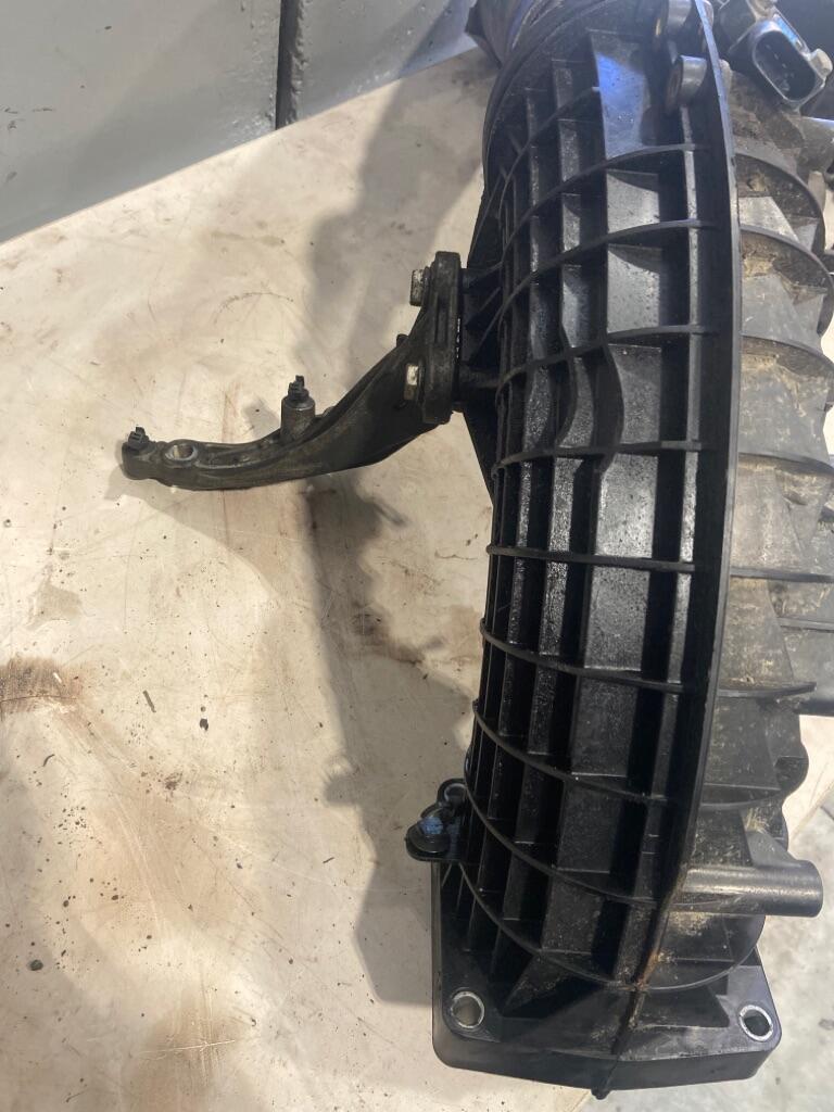 FREIGHTLINER CASCADIA Intake Manifold OEM A4720900437 in Abbotsford