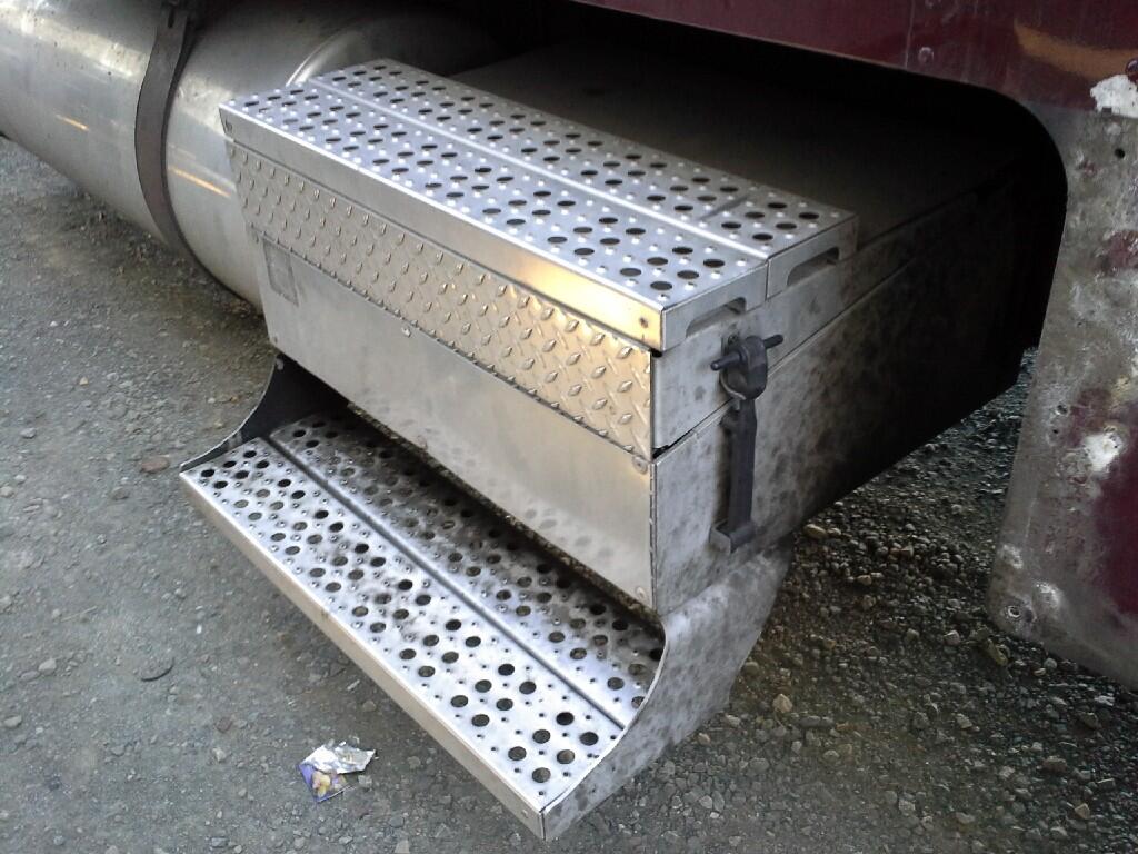 FREIGHTLINER CLASSIC XL Battery Box in GILROY, CA 53160