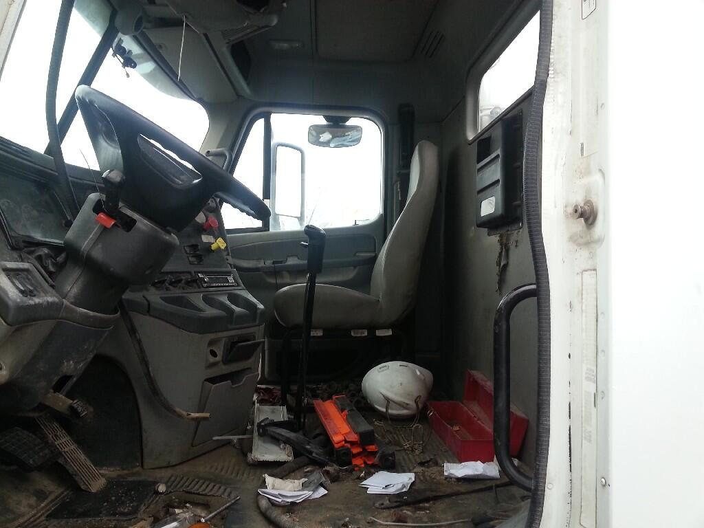 FREIGHTLINER COLUMBIA Cab in CRANDALL, TX 22706