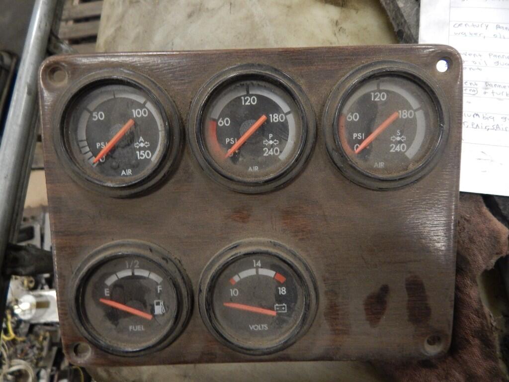 FREIGHTLINER COLUMBIA Gauges (all) in Holland, MI 36913