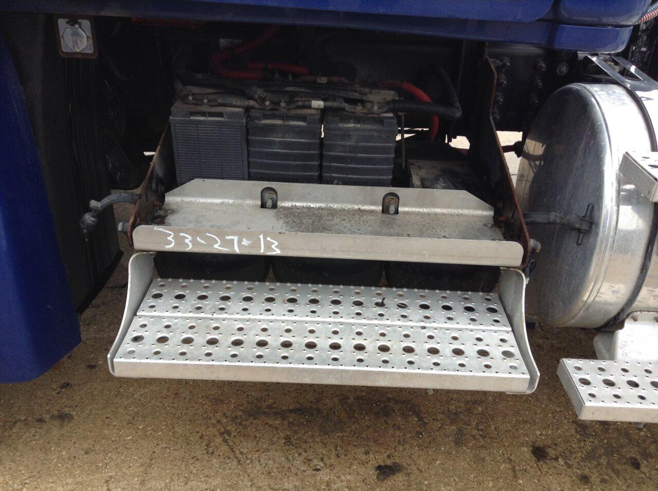 Freightliner cascadia battery box step Clearance