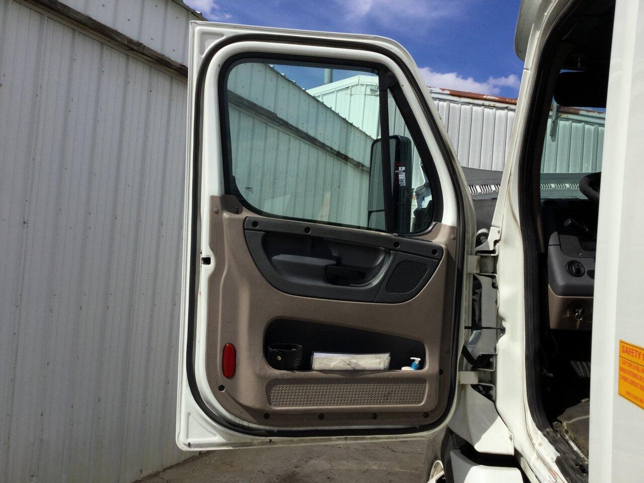 Freightliner CASCADIA Door Assembly, Front in Spencer, IA 24559597