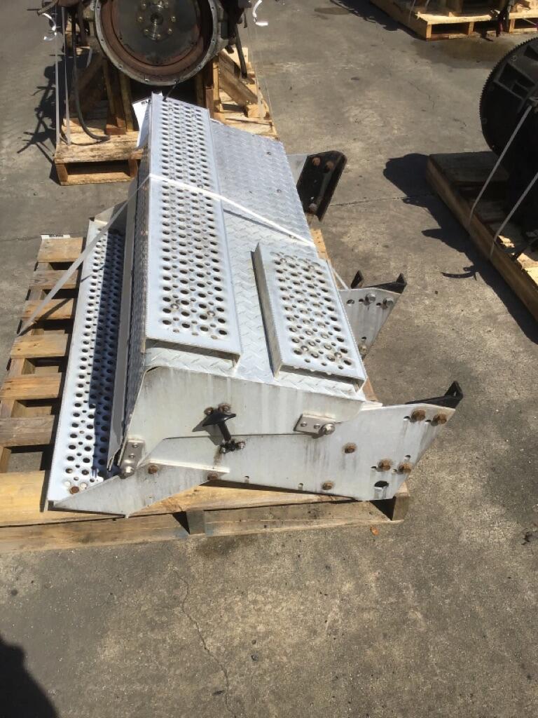 INTERNATIONAL 9200I BATTERY BOX in Easton, MD BB07H5037L