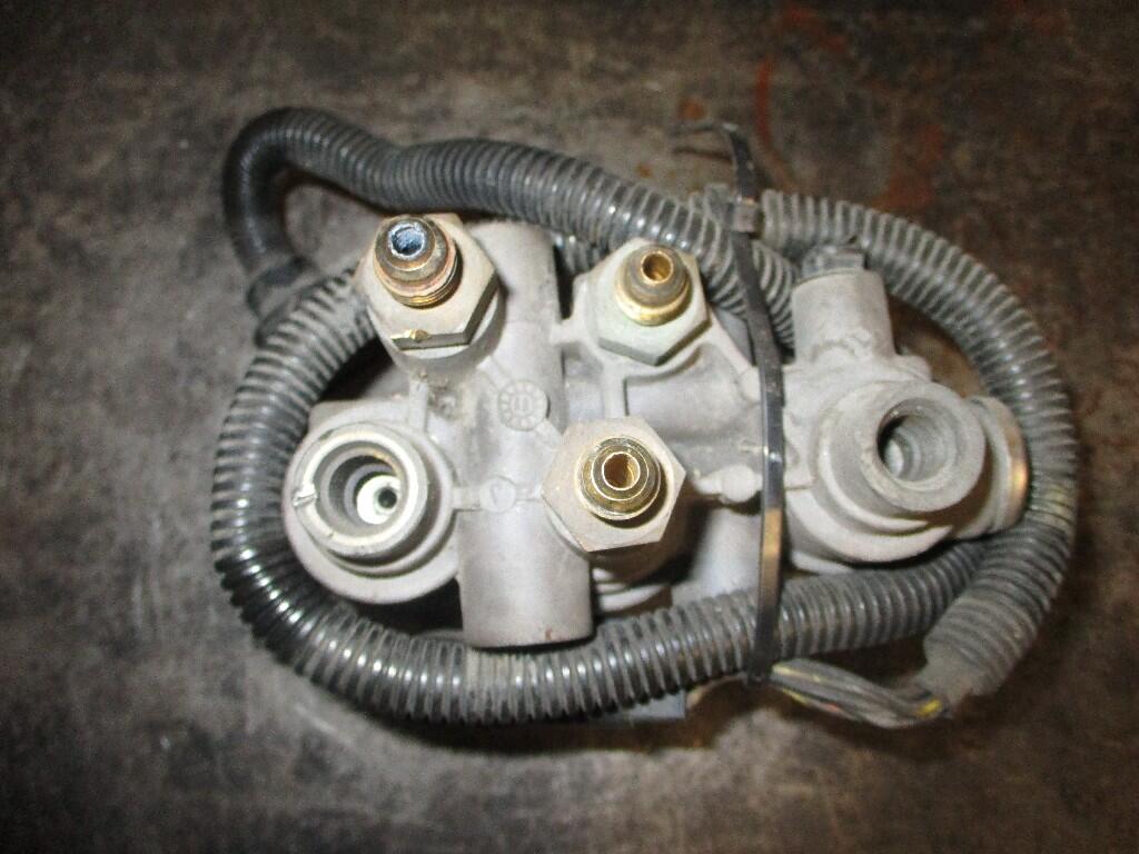 Automotive NEW INTERNATIONAL MAXXFORCE AIR CONTROL VALVE 3015133C1