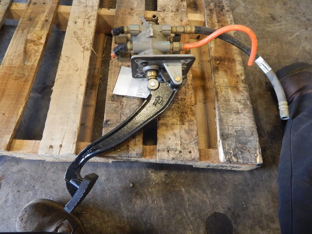 KENWORTH T680 Brake/Clutch Pedal Box OEM K054970 in Holland, MI 41711