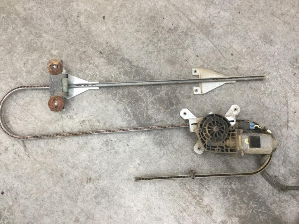 KENWORTH W900 Door Window Regulator, Front in Abbotsford, BRITISH