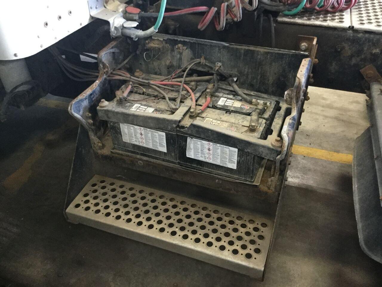 Kenworth T800 Battery Box in Sioux Falls, SD #24801927