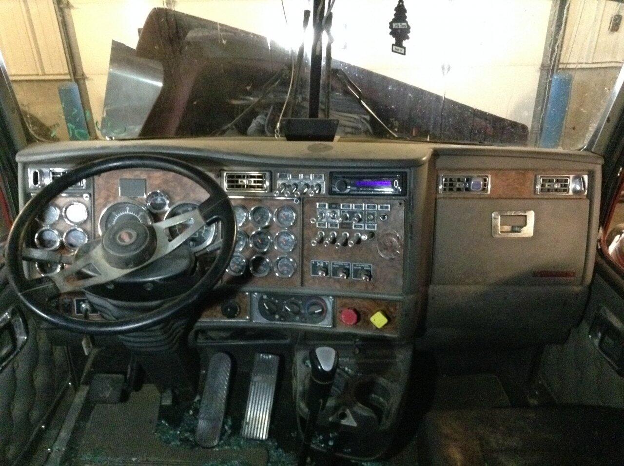 Kenworth W900L Dash Assembly in Kansas City, MO 24735294