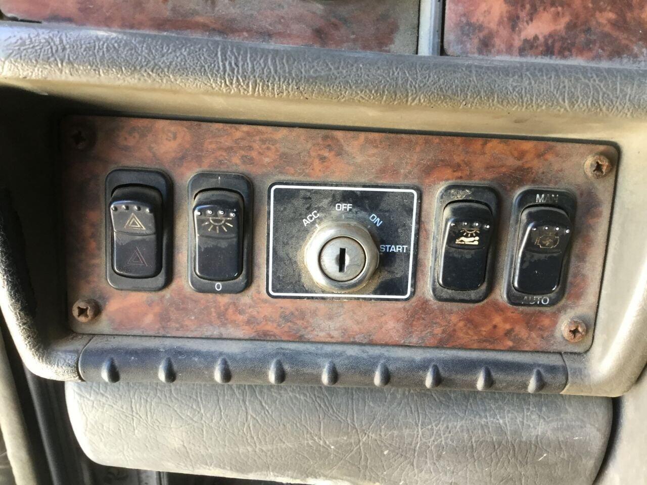 Kenworth W900L Dash Assembly in Kansas City, MO 24785510