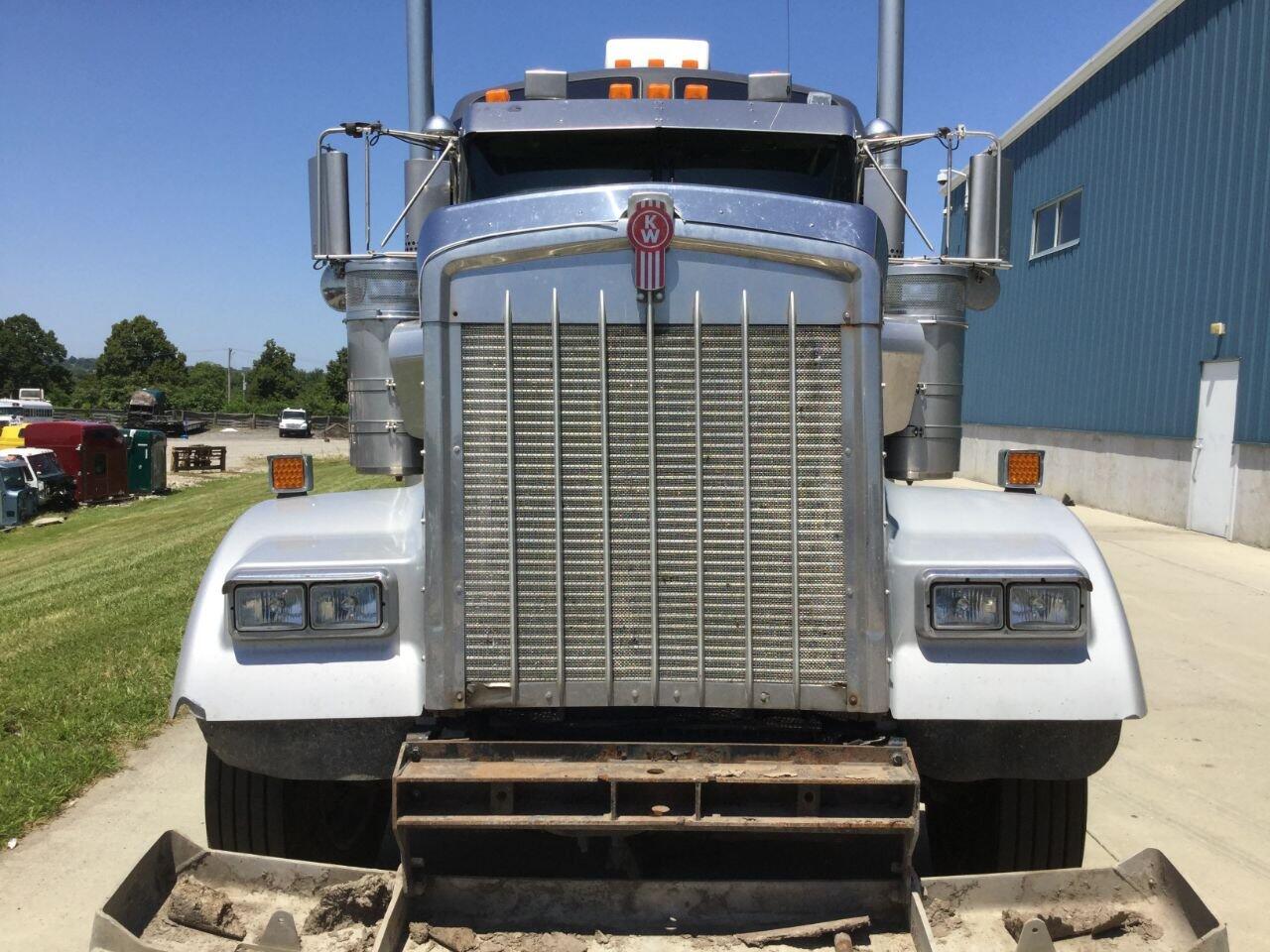 Kenworth W900L Hood in Kansas City, MO 24785496
