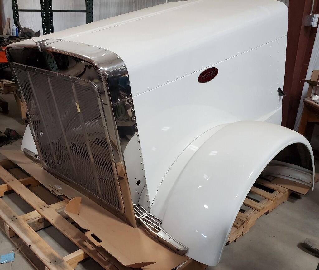 PETERBILT 379 EXHD HOOD OEM L296062 in Billings, MT RECON 379EXT HOOD