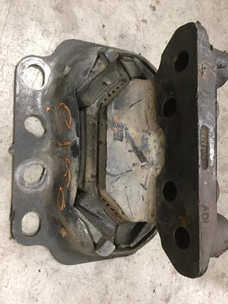 PETERBILT 389 Engine Mounts in Abbotsford, BRITISH COLUMBIA 8121