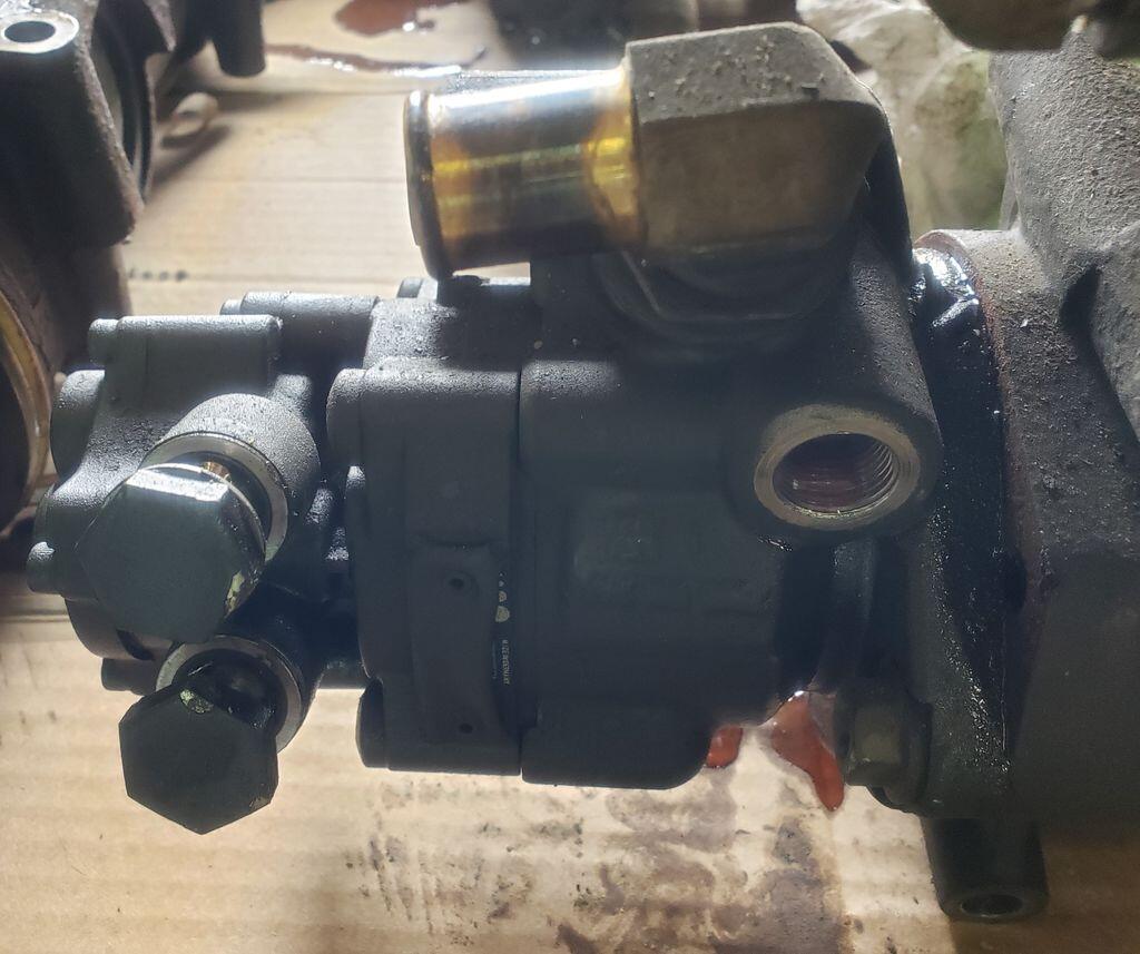 PETERBILT 579 Power Steering Pump OEM 2042154 in SPOKANE, WA 3269