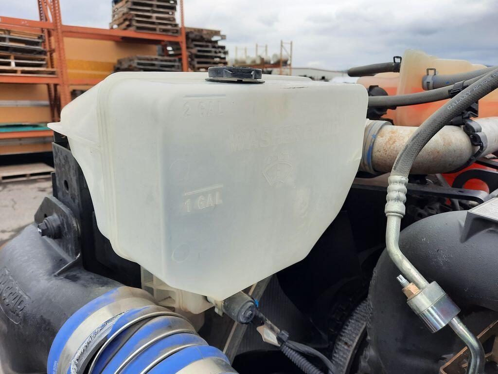PETERBILT 579 WINDSHIELD WASHER RESERVOIR in Spokane, WA 2161541