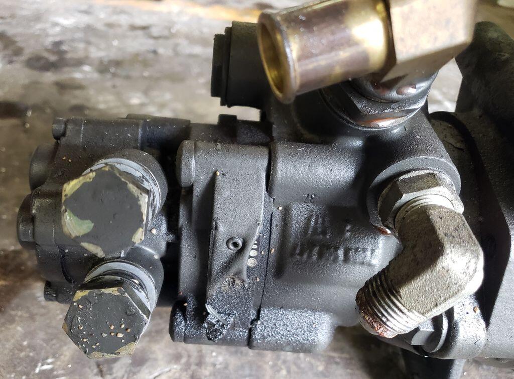 PETERBILT 587 Power Steering Pump OEM 2042154 in SPOKANE, WA 3300