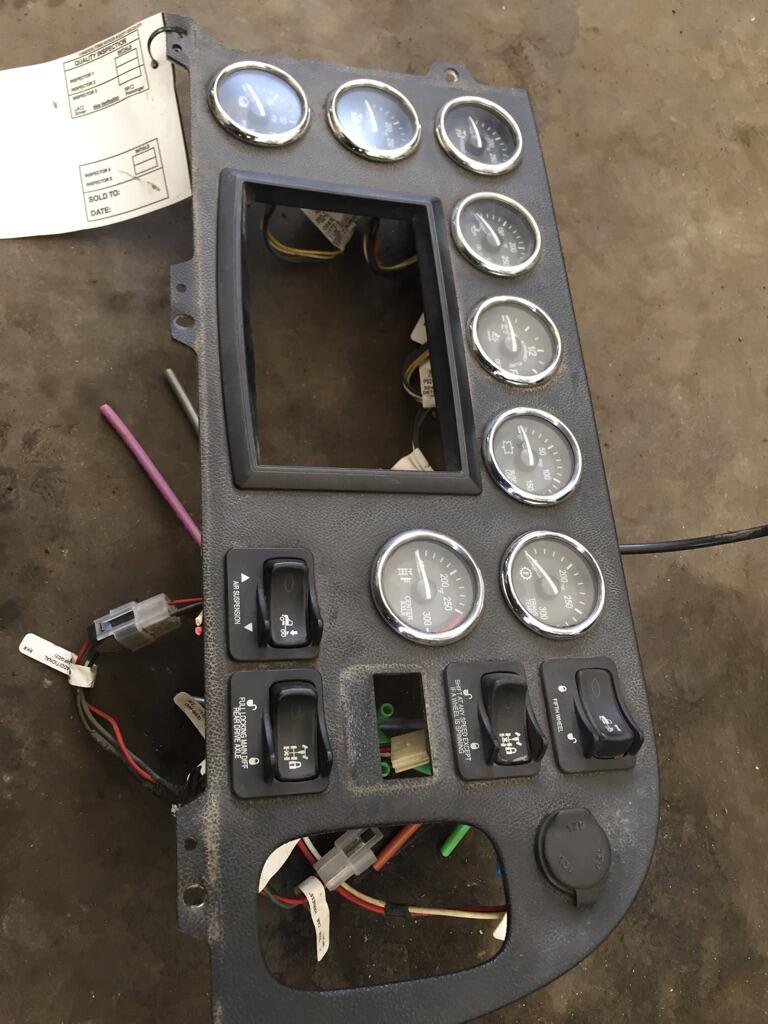 Peterbilt 367 Instrument Cluster OEM Q276050 in Abbotsford, BRITISH