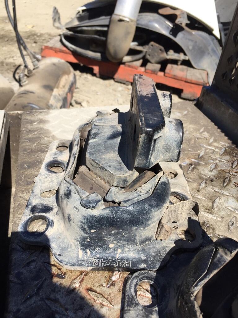 Peterbilt 379 Engine Mounts in Abbotsford, BRITISH COLUMBIA 2482