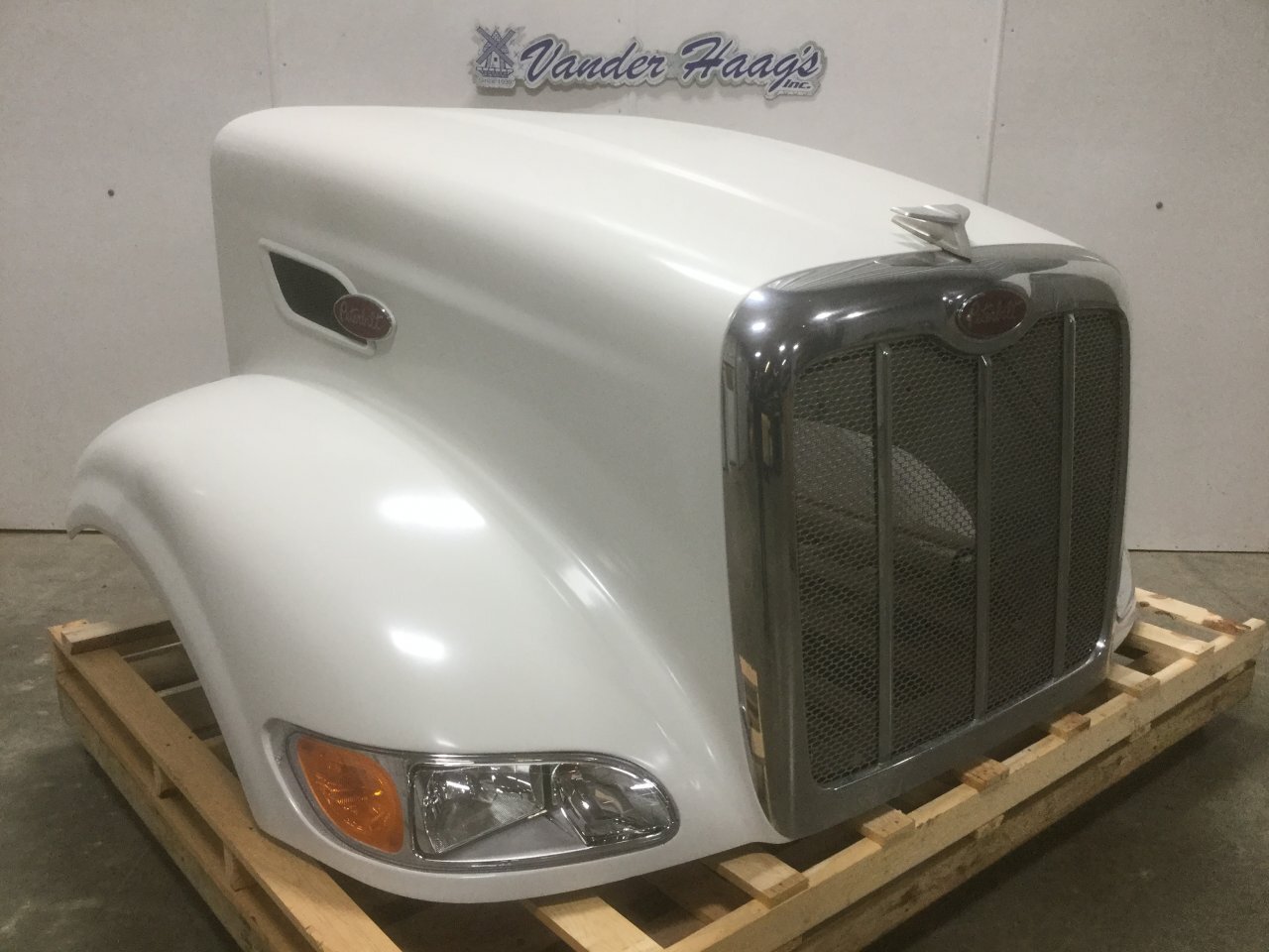 Peterbilt 386 Hood OEM# L2960951000 in Spencer, IA #24905745