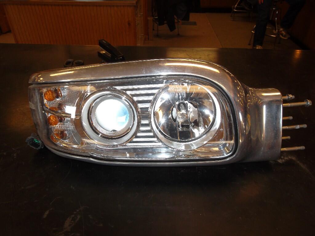 Peterbilt 389 Headlamp Assembly OEM P546067 in Spencer, IA 24271164