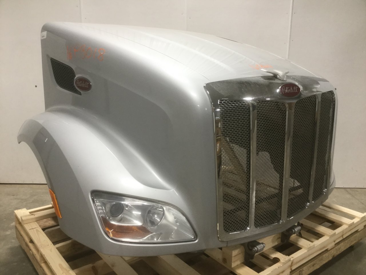 Peterbilt 579 Hood in Spencer, IA 24837568