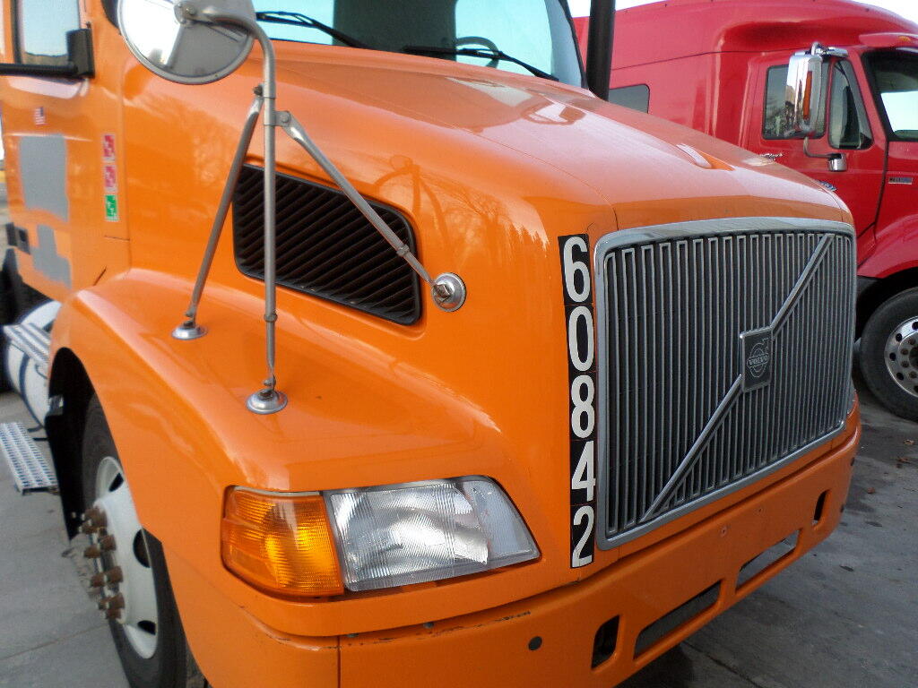 VOLVO VNM HOOD in Wykoff, MN 2121115