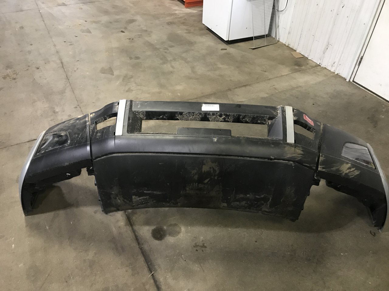 Volvo VNL Bumper Assembly, Front OEM# 84758037 in Sioux Falls, SD #24900485