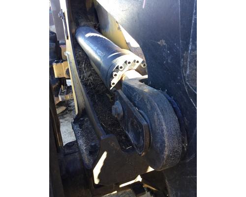 1900 CATERPILLAR 563C CYLINDER (LIFT)