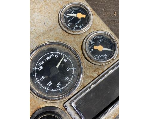 FORD L9000 Instrument Cluster