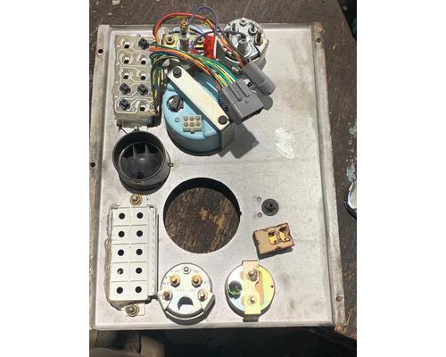 FORD L9000 Instrument Cluster