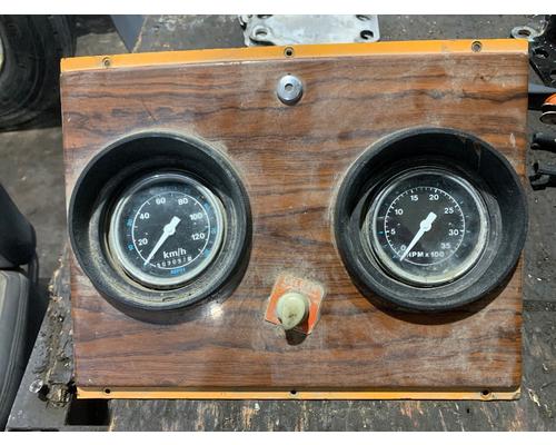 FORD L9000 Instrument Cluster