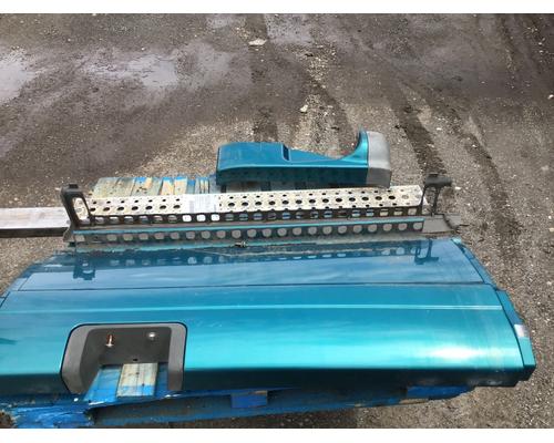 2010-freightliner-cascadia-skirt #1390565