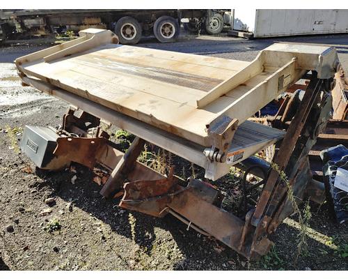 FREIGHTLINER FL80 LiftgateTailgates