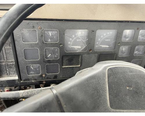 INTERNATIONAL 4900 Complete Vehicle