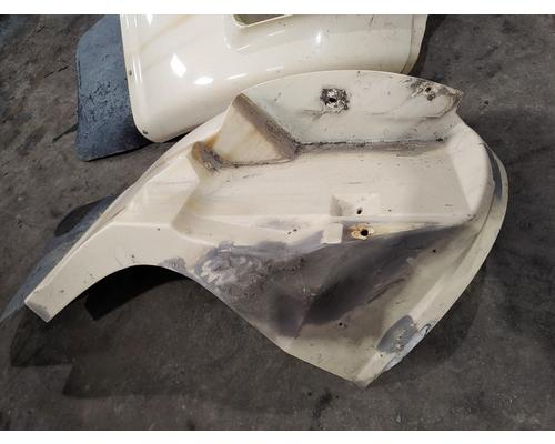 INTERNATIONAL 8100 Fender