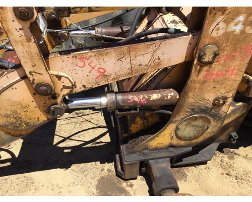 1900 JOHN DEERE 643 CYLINDER (LIFT)