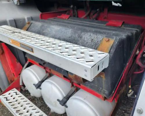 mack-cxu613-battery-box #1432784