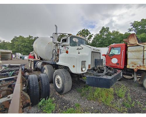 MACK DM686X Complete Vehicle