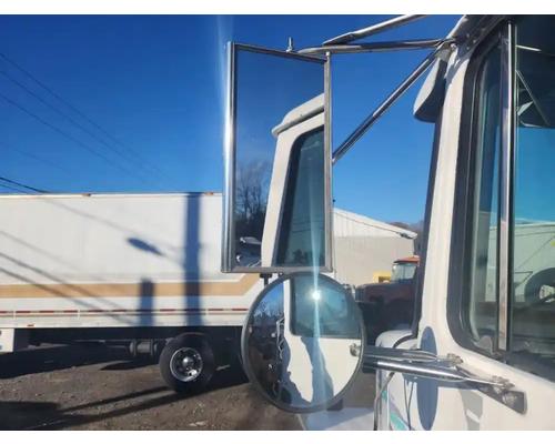 volvowhitegmc-wg64t-mirror #1337446