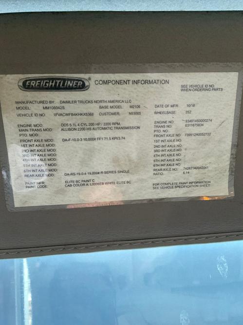 FREIGHTLINER M2 106