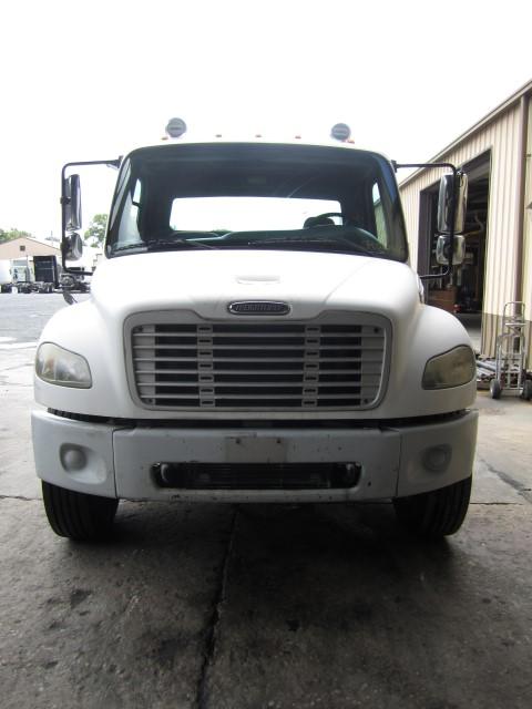 FREIGHTLINER M2 106