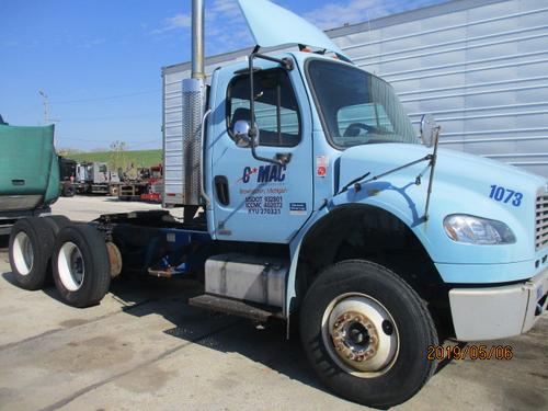 FREIGHTLINER M2 106