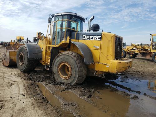John Deere 824J