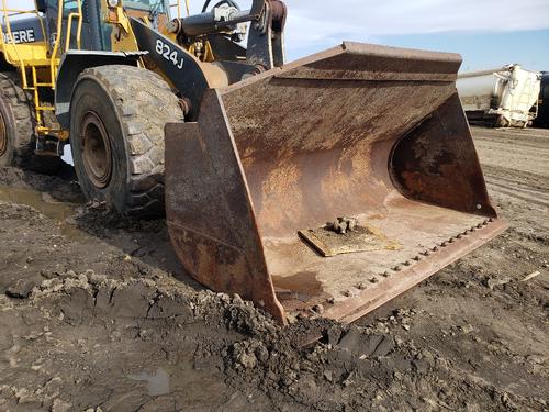 John Deere 824J