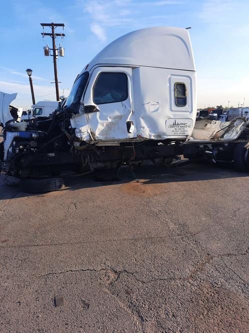 FREIGHTLINER CASCADIA 126