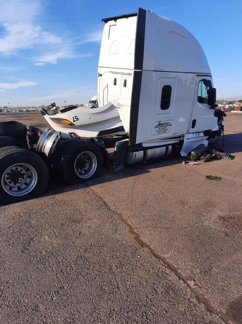 FREIGHTLINER CASCADIA 126